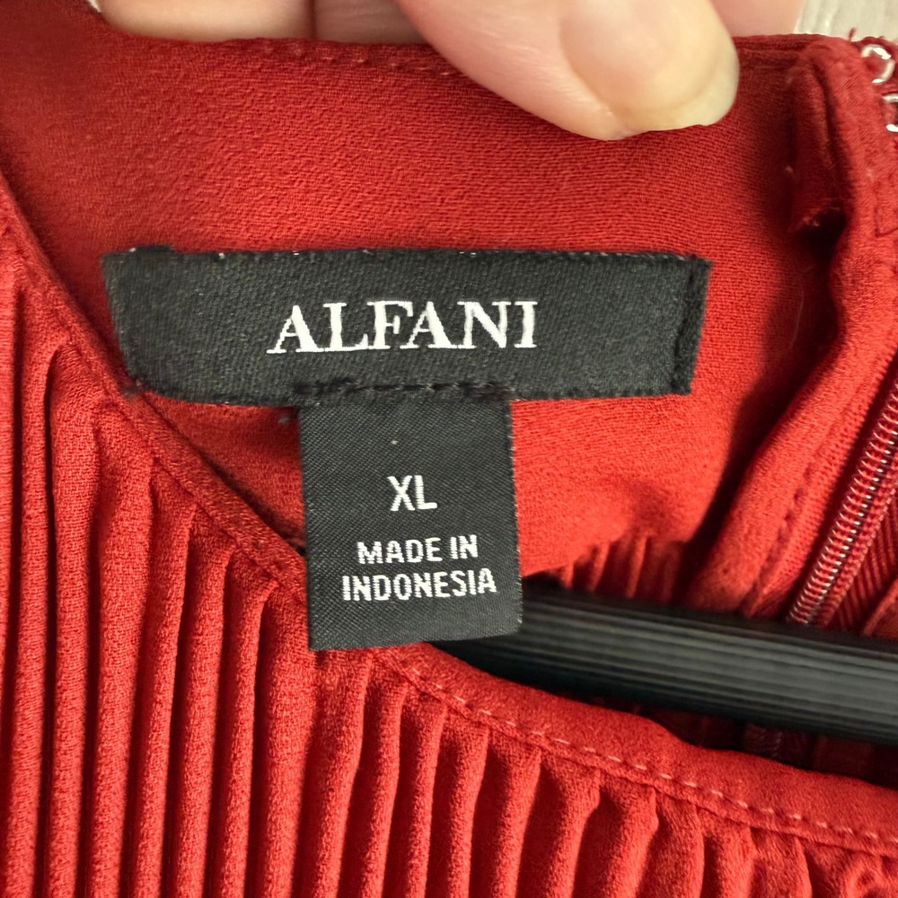 Alfani Red Pleated Short Sleeve Blouse Round Neck Back Zip Top XL - Picture 3 of 3